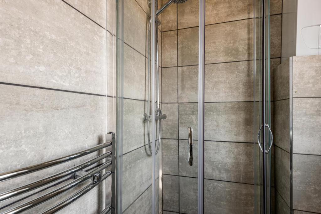 Hopetown Apartment-Modern 2 Bed With Free Parking Нормантон Экстерьер фото